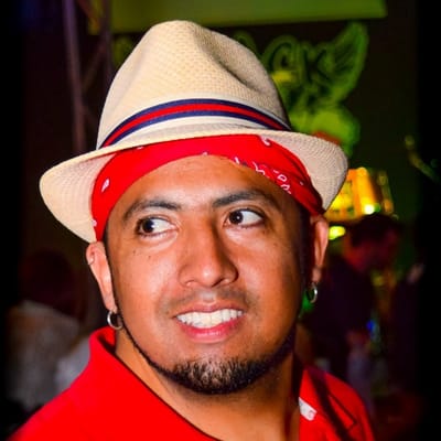 Álvaro com uma faixa na cabeça, em noite temática no Blackout Pub.