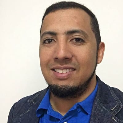 Álvaro Augusto Pereira, de camisa, olhando para a câmera.