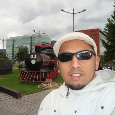 Álvaro em Bogotá, com a cidade ao fundo.