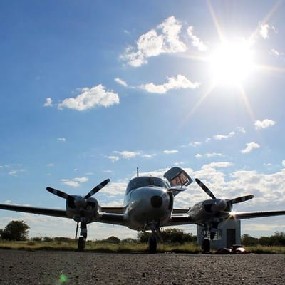 Avião de aerolevantamento geofísico em solo, com a haste de sensor na cauda.