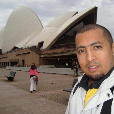 Álvaro em frente à Opera House de Sydney, à beira da baía.